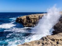Spektakuläre Wellenbrandung an den Klippen beim Reqqa Point - Gozo